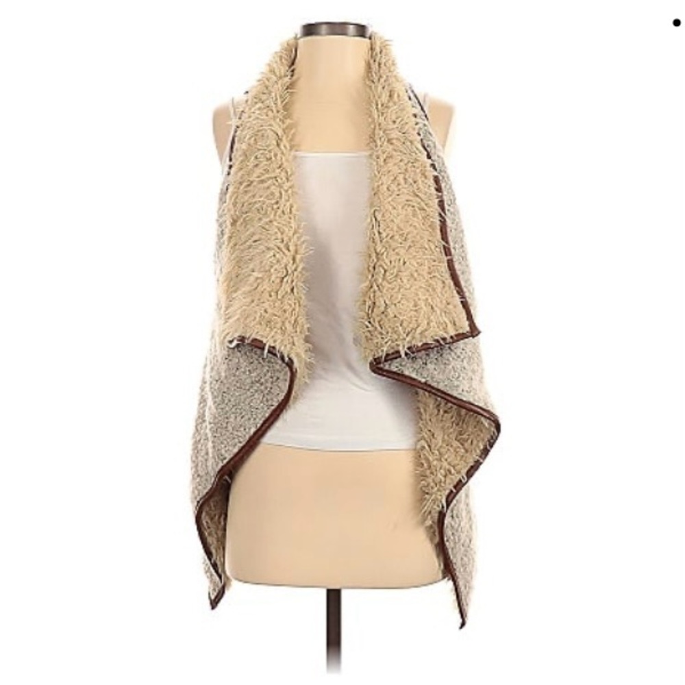 Beautiful vest. 78% Acrylic, 18% Wool, 4% Polyester.,